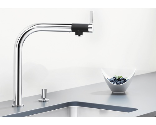 Robinet de cuisine avec bec haut et distributeur séparé sur un plan de travail