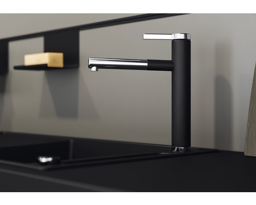 Robinet de cuisine noir et chrome au-dessus de l''évier