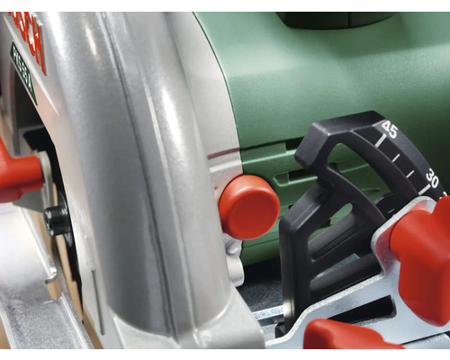 Vue détaillée d''une scie circulaire avec indicateur d''angle