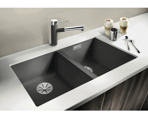 Spültisch mit zwei Becken, Armatur und zwei Gläsern Latte Macchiato