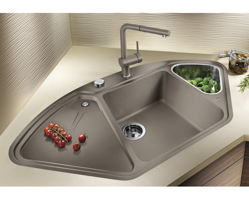 Évier d''angle avec robinetterie, égouttoir, panier à déchets et tomates