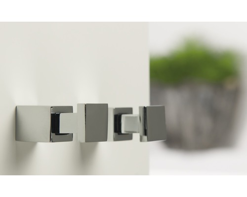 Trois patères carrées en métal sur un mur