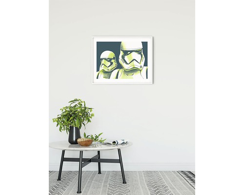 Dekoratives Bild mit zwei Star Wars Sturmtruppen in einem Rahmen über einem Tisch mit Dekoration.
