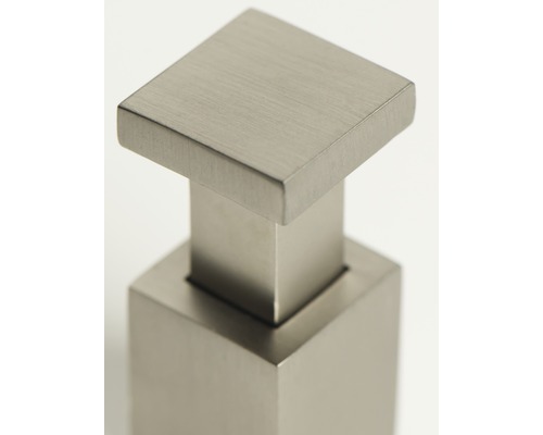 Detailansicht eines Möbelgriffs aus Metall mit quadratischem Design