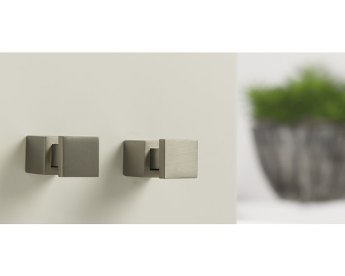 Zwei quadratische Möbelknöpfe an einer Schranktür