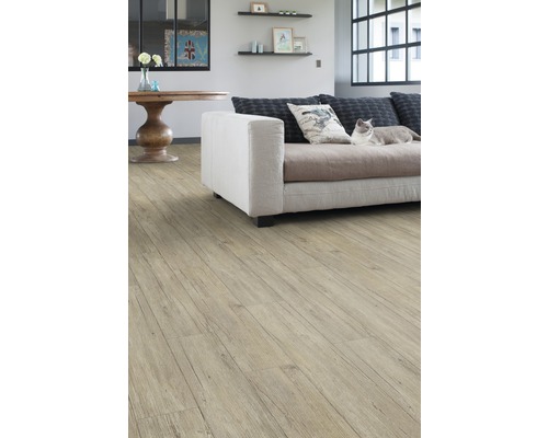 Salon lumineux avec parquet, canapé et table