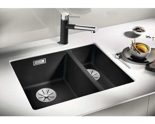 Spüle aus Verbundmaterial mit zwei Becken und Wasserhahn