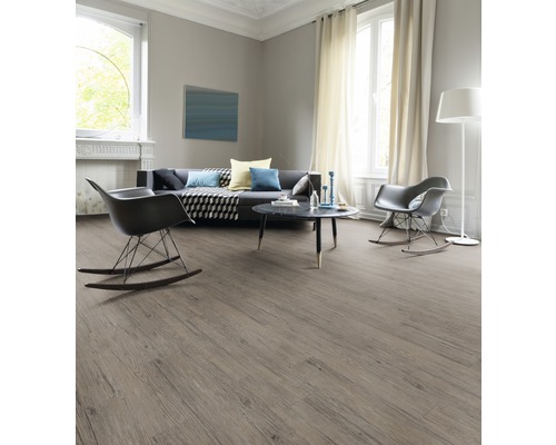 Salon avec sol stratifié imitation bois, canapé et fauteuils