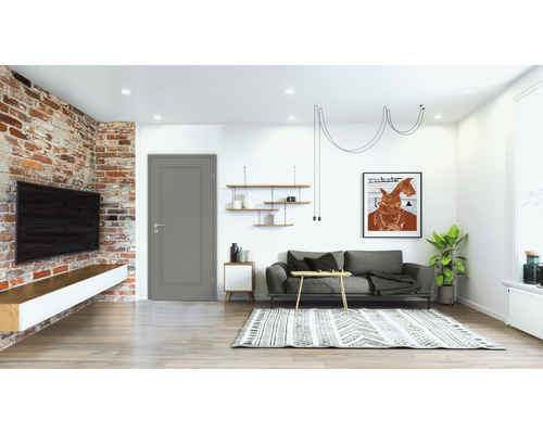 Salon avec mur en briques, télévision, porte, canapé et tapis.