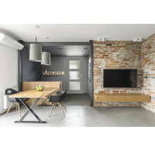 Salon moderne avec table à manger, chaises, porte et télévision sur mur de briques