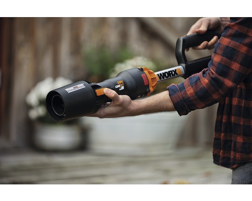 Une personne tient un souffleur de feuilles de la marque WORX.