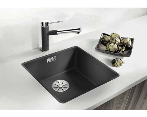 Évier en granit avec robinet sur un comptoir de cuisine