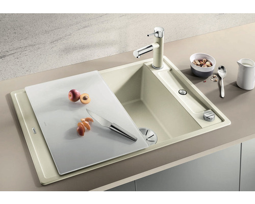 Küchenspüle mit Schneidebrett, Armatur, Obst und Müslischale