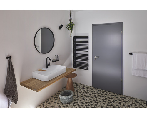 Badezimmer mit Waschtisch, Spiegel, Handtuchwärmer und Mosaikfliesen