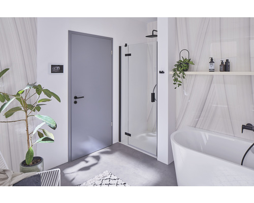 Badezimmer mit Dusche, Badewanne und Tür