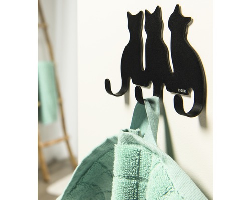 Porte-serviettes avec trois motifs de chats et le logo Tiger sur un mur avec une serviette