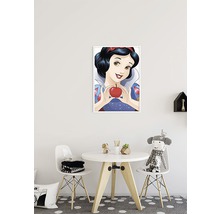 Chambre d''enfant avec une affiche de Blanche-Neige au-dessus d''une table pour enfants.