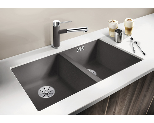 Doppelspülbecken mit Wasserhahn auf einer Küchentheke