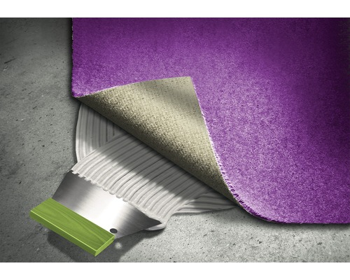 Aufbringen von Teppichkleber mit einem Spachtel auf einen Untergrund, um einen Teppichboden zu verlegen.