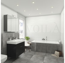 Helles Badezimmer mit Waschbecken, Spiegelschrank und Badewanne