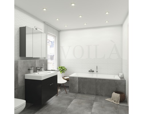 Salle de bain lumineuse avec lavabo, armoire de toilette et baignoire