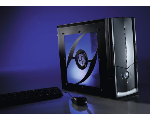 Computer Tower Gehäuse mit Tastatur und Maus