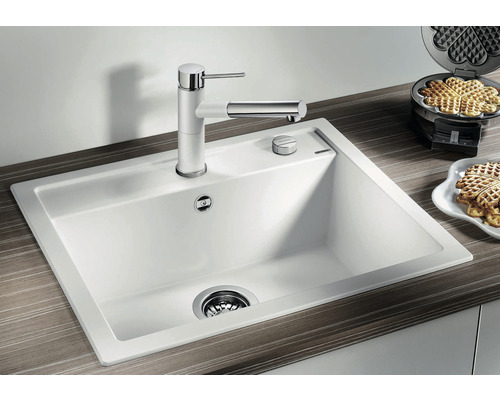 Évier avec robinet et évacuation