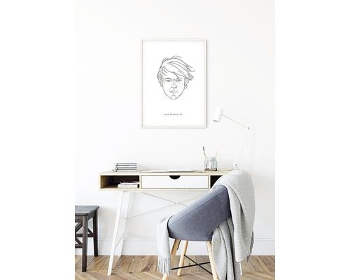 Szene mit einem Schreibtisch mit Stuhl und einem gerahmten Porträt an der Wand