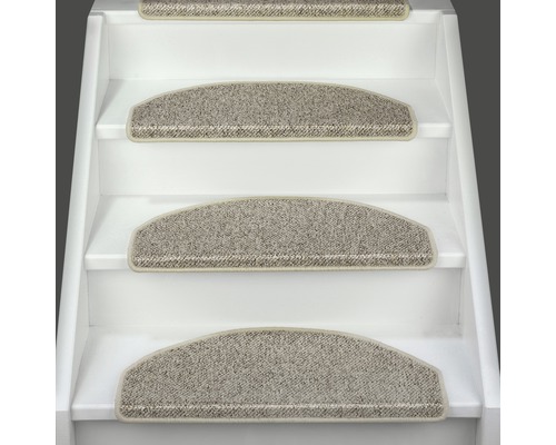 Escaliers avec des tapis de marche