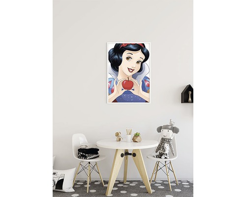 Chambre d''enfant décorative avec une affiche encadrée de Blanche-Neige, une table et des chaises.