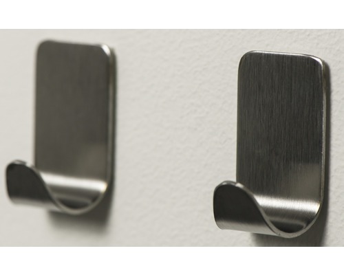 Deux crochets à vêtements métalliques autocollants sur un mur