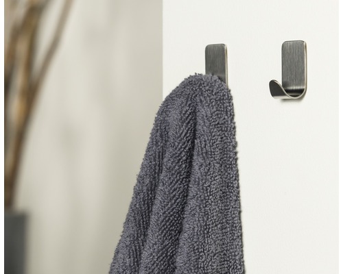 Serviette suspendue à un seul crochet mural