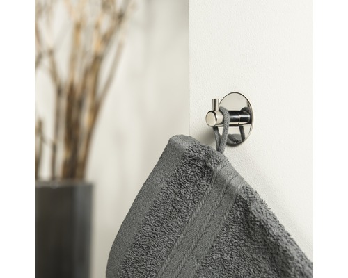 Handtuch an einem Wandhaken im Badezimmer