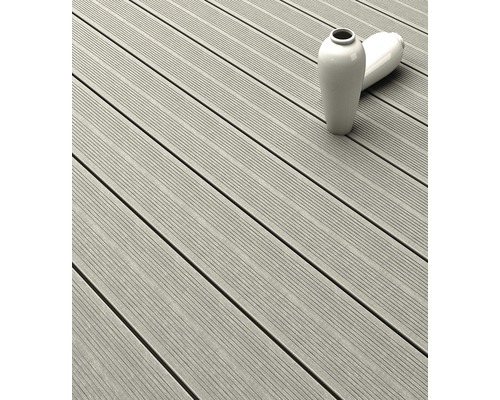 Terrassendielen aus Holz mit zwei Vasen
