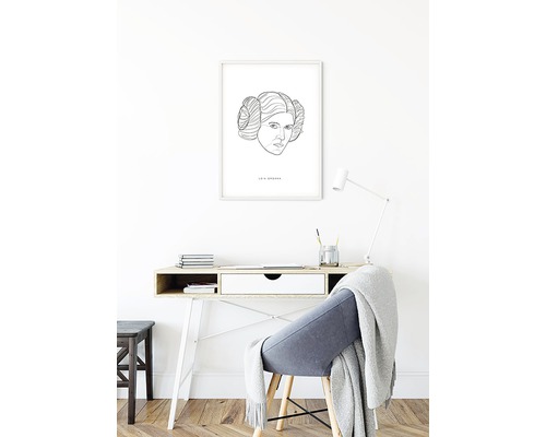 Vue d''une pièce avec un bureau, une chaise et une impression sur toile encadrée de Leia Organa