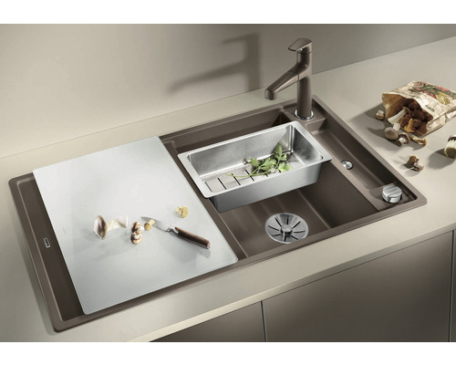 Spüle mit Abtropffläche, Schneidebrett, Spülbecken und Armatur