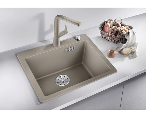 Évier avec robinet et panier de légumes