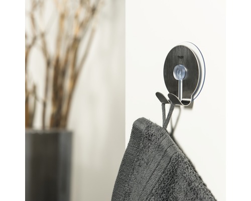 Handtuchhaken mit Saugnapf an der Wand befestigt.
