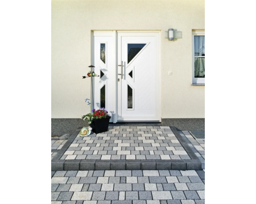 Zone d'entrée d'une maison avec porte d'entrée, pavés et décorations