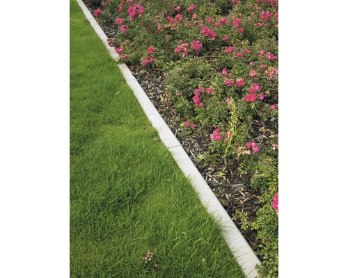 Gartenlandschaft mit Rasen, Beetbegrenzung und Rosenbeet