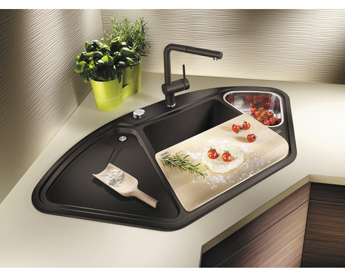 Eckspüle mit Armatur, Schneidebrett, Kräutern und Tomaten für die Küche