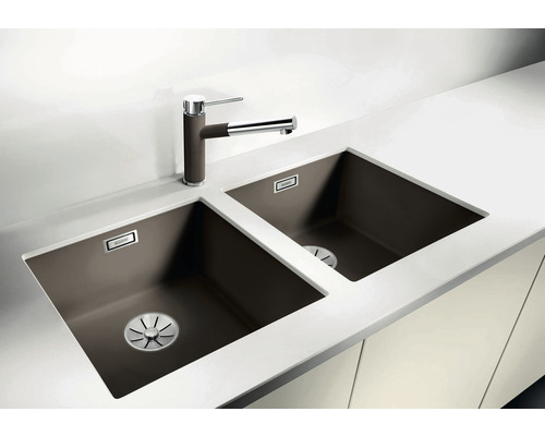 Évier double en Silgranit avec robinetterie sur un plan de travail de cuisine