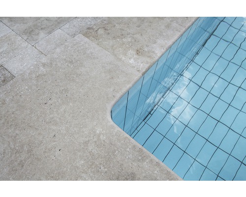 Vue détaillée d''une piscine avec des carreaux en pierre naturelle