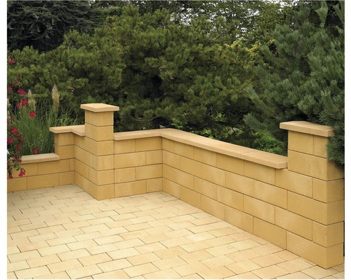 Mur de jardin en béton et pavés sur une terrasse.