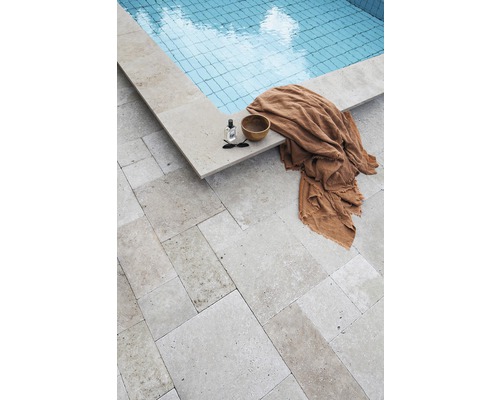 Scène avec piscine, serviette, bol, lunettes de soleil et parfum