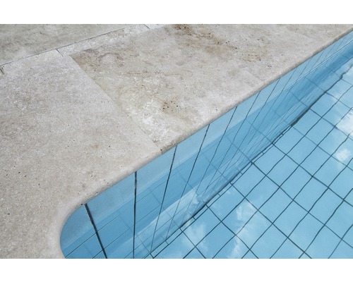 Vue détaillée des margelles de piscine en pierre naturelle