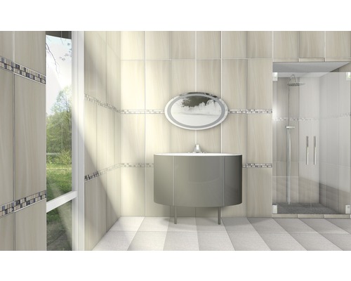 Salle de bains avec lavabo, miroir, douche et carrelage