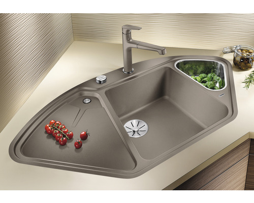 Évier d''angle avec robinet, égouttoir et légumes