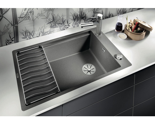 Évier en matériau composite avec égouttoir, robinet et évacuation