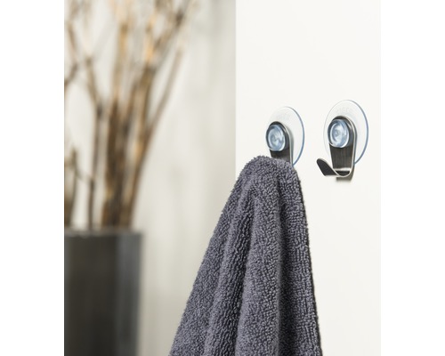 Zwei Tiger-Haken mit Saugnapf an der Wand, einer davon mit einem Handtuch.